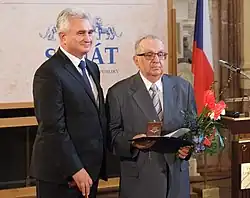 Prof. Jaromír Kolář (vpravo) a předseda Senátu Milan Štěch (2016)