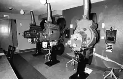 Tři stroje Ernemann VII b v bývalém divadle Esplanad / Parkett ve Stockholmu