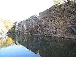 Pohled na jižní skalní stěnu obklopující jezírko