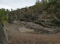 Pohled ze západního břehu na jižní skalní masiv