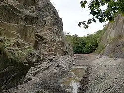 Pohled z východního břehu na severní skalní masiv