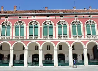 Detail fasády západního křídla