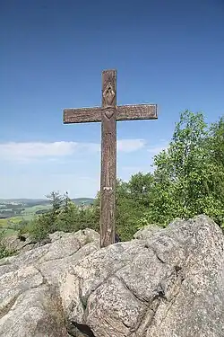 Vrcholový dřevěný vyřezávaný kříž z roku 2002