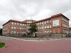 Budova bývalé základní školy na Husově náměstí, sídlo Divadla Point