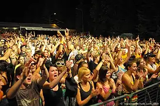 Publikum na Tata Bojs před hlavním pódiem v roce 2009
