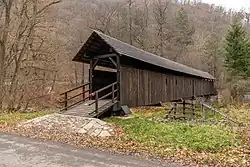 Prudká, krytá dřevěná lávka 01.jpg