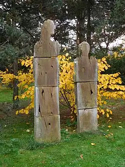 Hořící postavy. Plastika. Průhonice, Dendrologická zahrada.