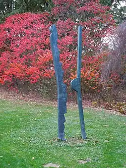 socha umístěná v Dendrologicé zahradě v Průhonicích