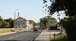 silnice, procházející obcí