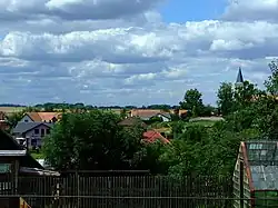 Pohled na severní část Dolních Jirčan z vyvýšeného jihu