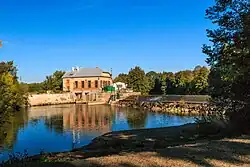 Ptýrovský jez – pohled z míst na levém břehu Jizery, kde stávala původní osada Haškov