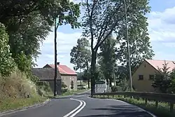 Hlavní silnice u vjezdu do vsi