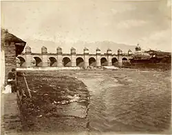 Most Calicanto přes řeku Mapocho v Santiagu de Chile (1860), ikonický kamenný most postavený v 18. století, důležitý dopravní uzel ve městě