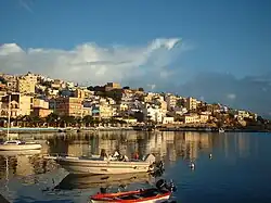 Pohled na město Sitia s pevností Kazarma v pozadí.