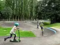 Pumptracková jízda na koloběžce a kolech