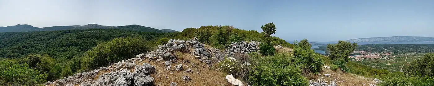 Panoramatický pohled z Purkina kuku od jihu (hora Sveti Nikola) přes západ k severozápadu (Stari Grad, v pozadí ostrov Brać).