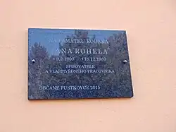 Pamětní deska, upomínající na Jana Rohela, v Pustkovci