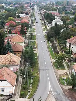 Hlavní ulice v Pusztaszabolcsi, Adonyi út, směřující na blízké město Adony