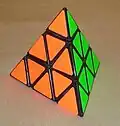 Atypický tvar Rubikovy kostky, zvaný Pyraminx, ve složené podobě