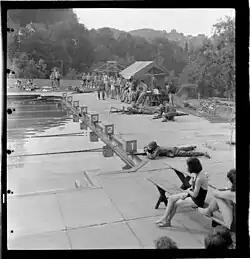 Vojenské sportovní ukázky na terasovém bazénu Baden, 1944/45