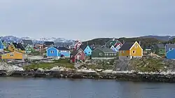 Pohled na Qeqertarsuatsiaat z moře