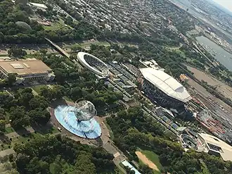 Grandstand (vlevo) a Louis Armstrong Stadium se zataženou střechou