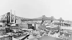 Queensboro Bridge kolem roku 1908 pohled z Manhattanu