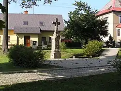 Kříž u kostela