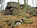 Skalní brána se zbytky kamenného valu