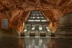 Jezdící schody ve skalním masivu