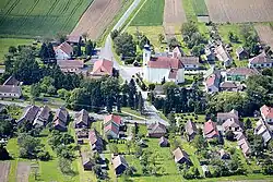 Letecký pohled na kostel Ducha svatého v Rédicsi