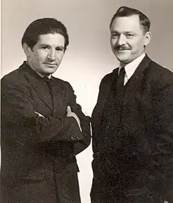 Rómulo Rozo se svým přítelem a básníkem Miguelem Ángelem Menéndezem Reyesem, mexickým absadorem v Kolumbii. Foto z roku 1940.