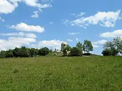 Vrchol Pastevního vrchu s rozhlednou