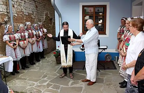 R.D. Mgr. Filip Gorazd Martinek žehná výstavě o lidové zbožnosti