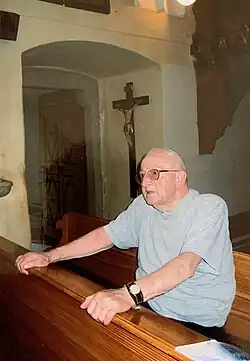 Kanovník Rudolf Zimandl v roce 1989 při návštěvě kostela v Neustupově