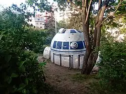 Socha R2 D2 z větrací šachty v Praze