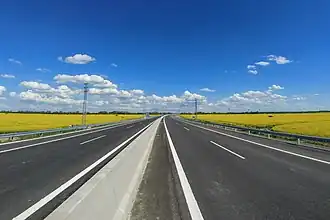 Úsek za křižovatkou D4/R7 Ketelec ve směru na Dunajskou Lužnou před dokončením a předáním do užívání (5/2020).