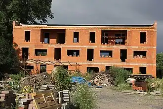 Pohled na nedokončené stavební práce zdravotnické základny NFRB ve Svémyslicích (červenec 2012)