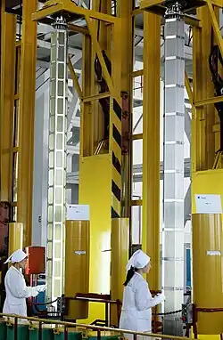 Palivové soubory TVS-A (vlevo) a TVS-2