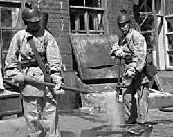 Bojová posádka likviduje německé zápalné bomby. Moskva, RSFSR, červenec 1941