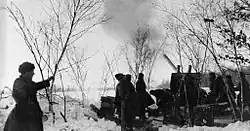 „Obrana Moskvy“, dělostřelci střílejí na nepřítele ze 122mm děla během Velké vlastenecké války. Rusko, Moskevská oblast, 3. prosinec 1941