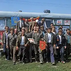 „Studenti filozofické fakulty Moskevské státní univerzity se přišli podívat na staveniště Zejské vodní elektrárny.“ Rusko, 1. srpna 1976.