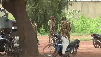 Příslušníci RSP hlídkující v ulicích hlavního města během převratu