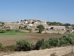 Celkový pohled na Ras Ali nad tokem Nachal Cipori