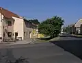 Domy u křižovatky ve středu vesnice