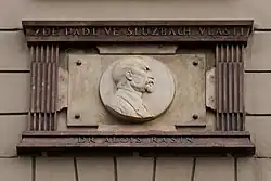 Pamětní reliéf na domě, ve kterém žil a před kterým byl postřelen