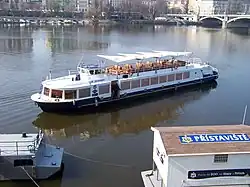 Rašínovo nábřeží, loď Lužnice přistává