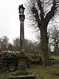 Rašovice, sloup se sochou svatého Jana Nepomuckého.jpg