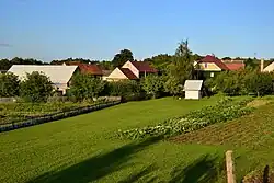 Domy na západním okraji vesnice