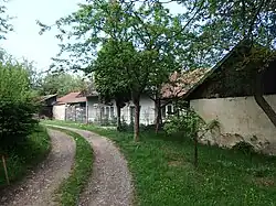 Cesta mezi domy v Rabouni